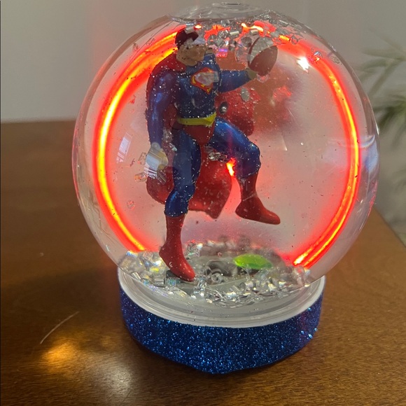 SUPERMAN Snow Globe - Picture 10 of 16